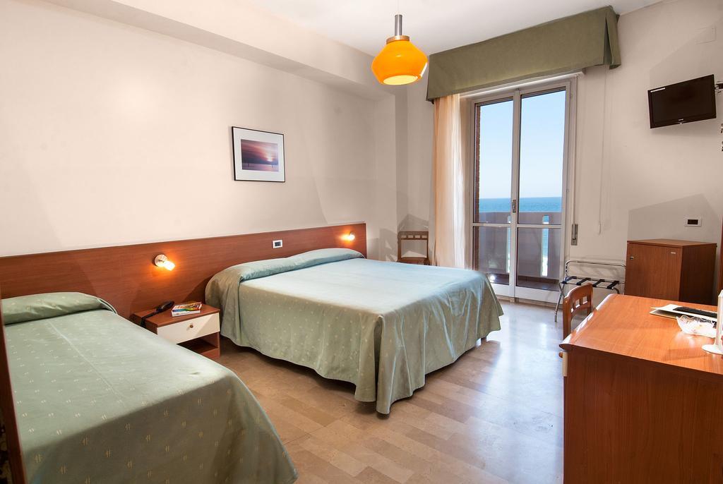 Hotel Continental Фано Екстер'єр фото