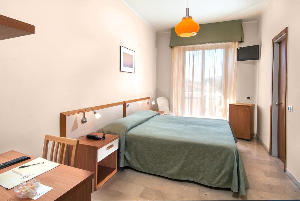Hotel Continental Фано Екстер'єр фото