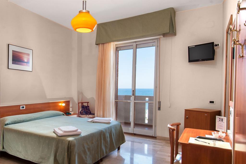 Hotel Continental Фано Екстер'єр фото